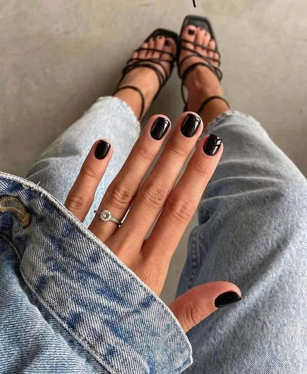 Tendência de unha para 2026: Unha curta preta por Reprodução/@mao.ge