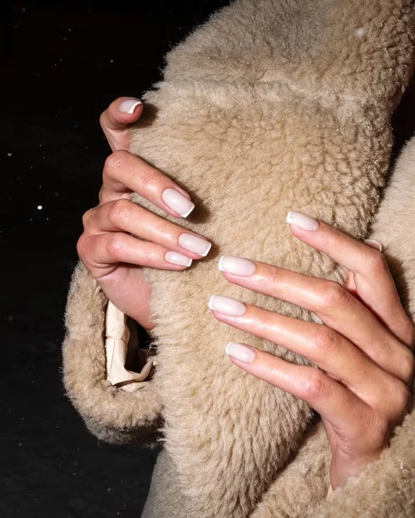 Tendência de unha para 2026: Unha quadrada por Reprodução/@moskvichka_nails