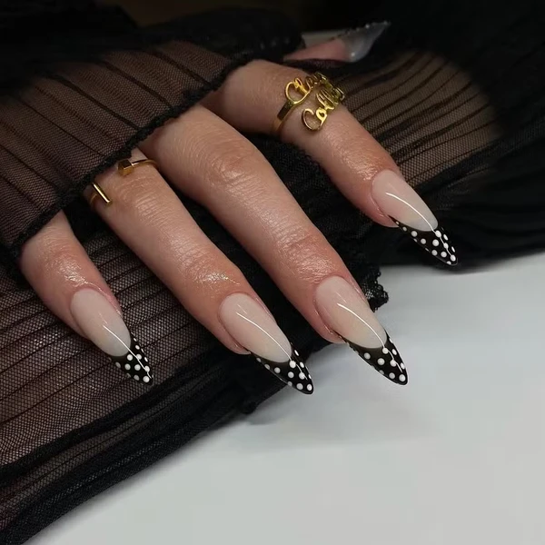 Tendência de unha para 2026: Unha Stiletto por Reprodução/@clawsxcollxtion