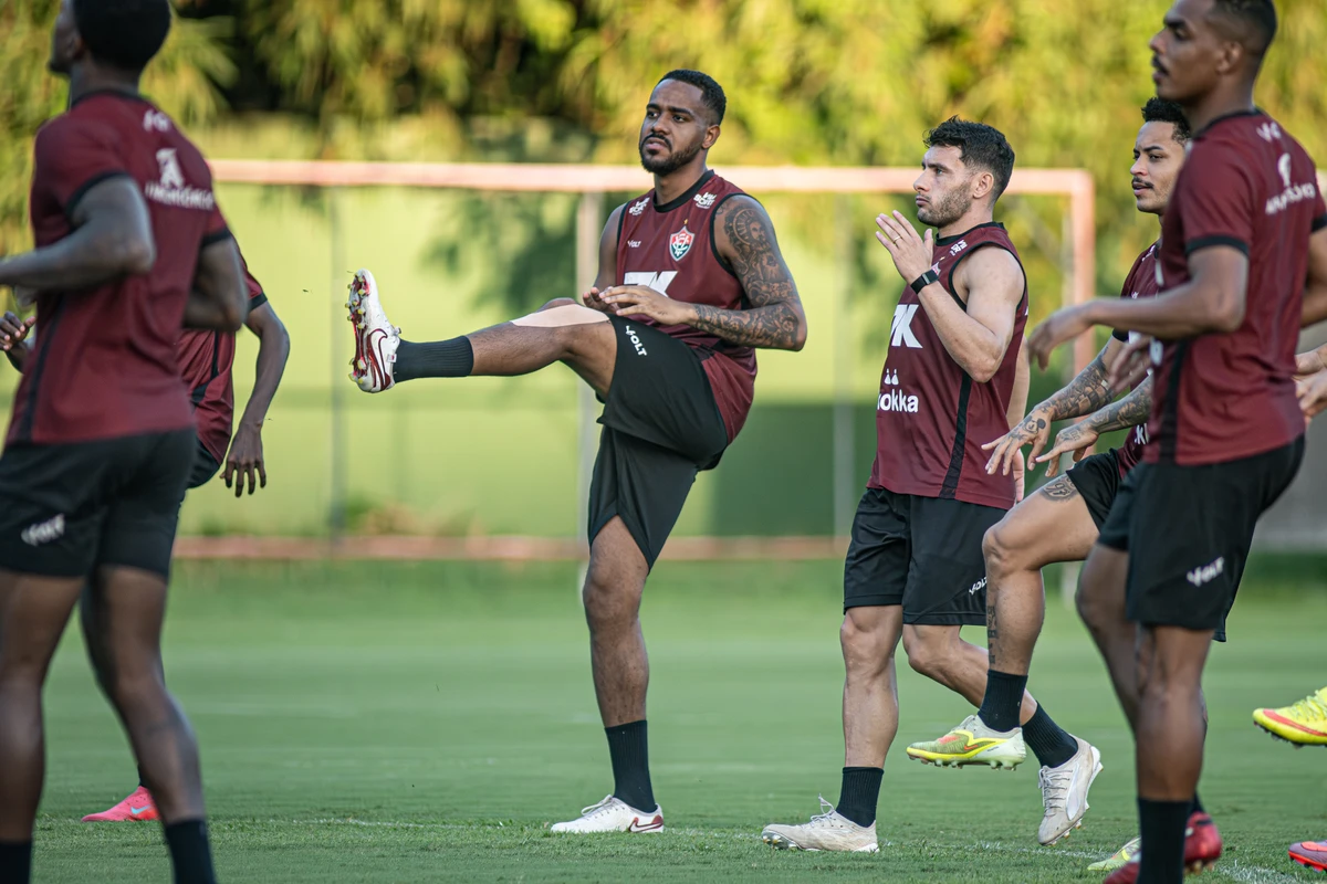 Elenco do Vitória treinando em preparação para o Ba-Vi