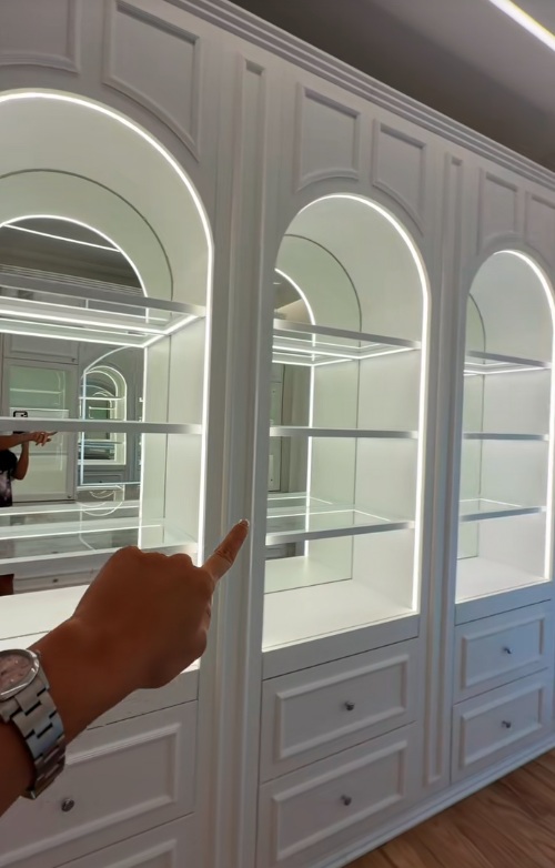 Franciny Ehlke faz tour pelo quarto de maquiagens por Reprodução/TikTok