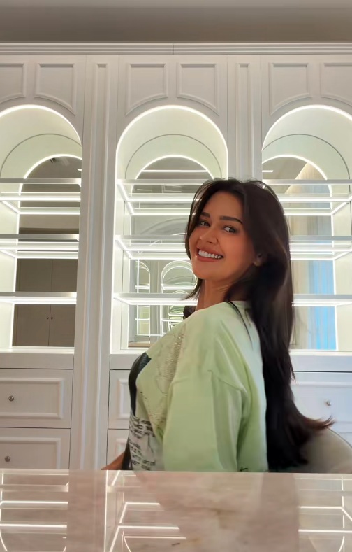 Franciny Ehlke faz tour pelo quarto de maquiagens por Reprodução/TikTok