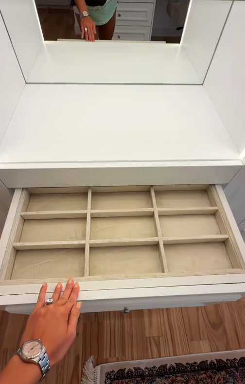 Franciny Ehlke faz tour pelo quarto de maquiagens por Reprodução/TikTok