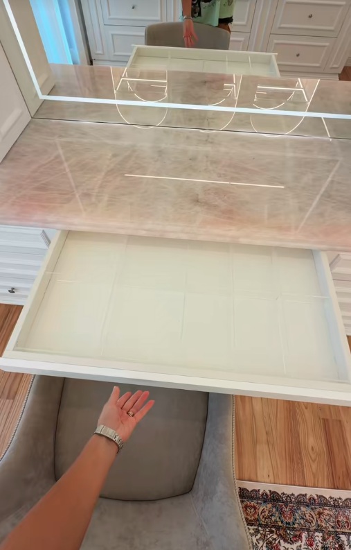 Franciny Ehlke faz tour pelo quarto de maquiagens por Reprodução/TikTok