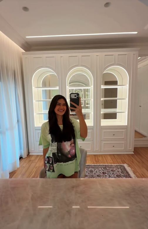 Franciny Ehlke faz tour pelo quarto de maquiagens por Reprodução/TikTok