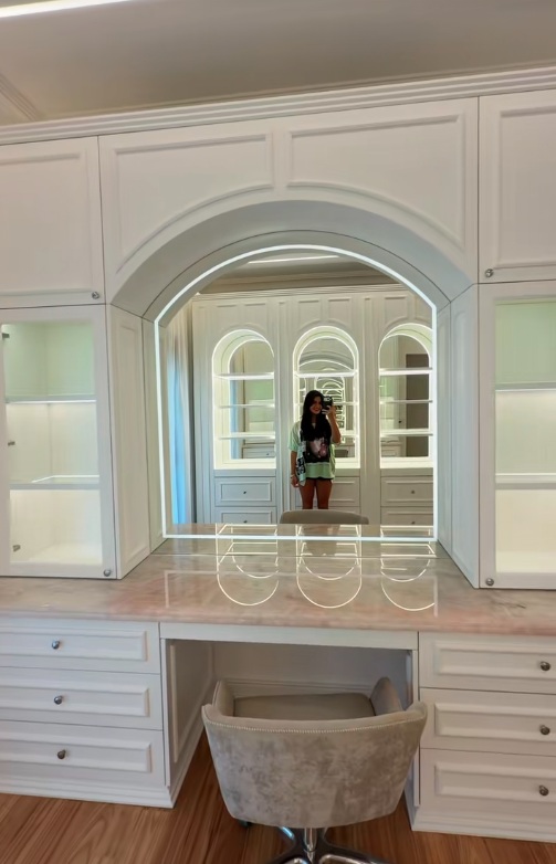 Franciny Ehlke faz tour pelo quarto de maquiagens por Reprodução/TikTok