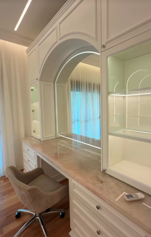 Franciny Ehlke faz tour pelo quarto de maquiagens por Reprodução/TikTok