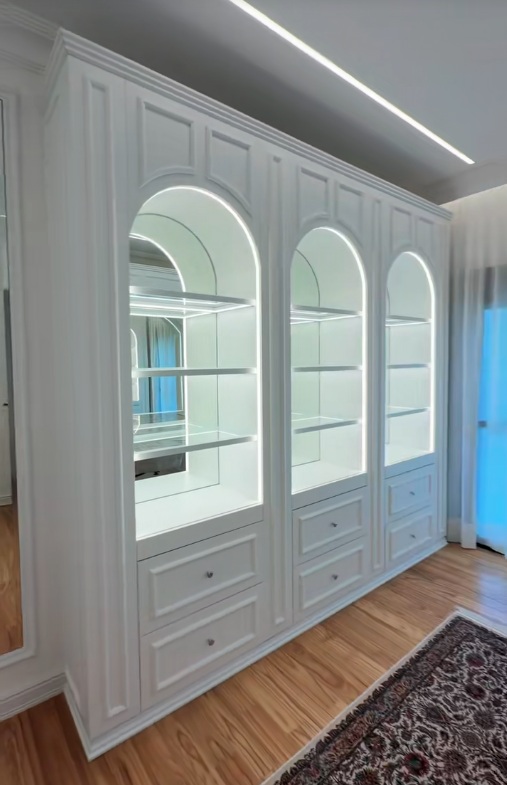 Franciny Ehlke faz tour pelo quarto de maquiagens por Reprodução/TikTok