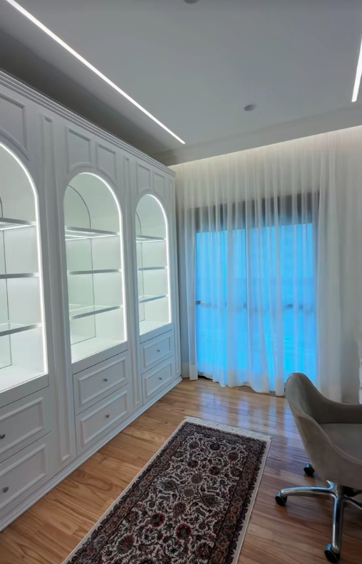 Franciny Ehlke faz tour pelo quarto de maquiagens por Reprodução/TikTok