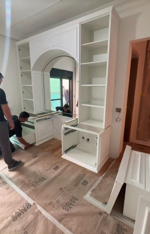 Franciny Ehlke faz tour pelo quarto de maquiagens por Reprodução/TikTok