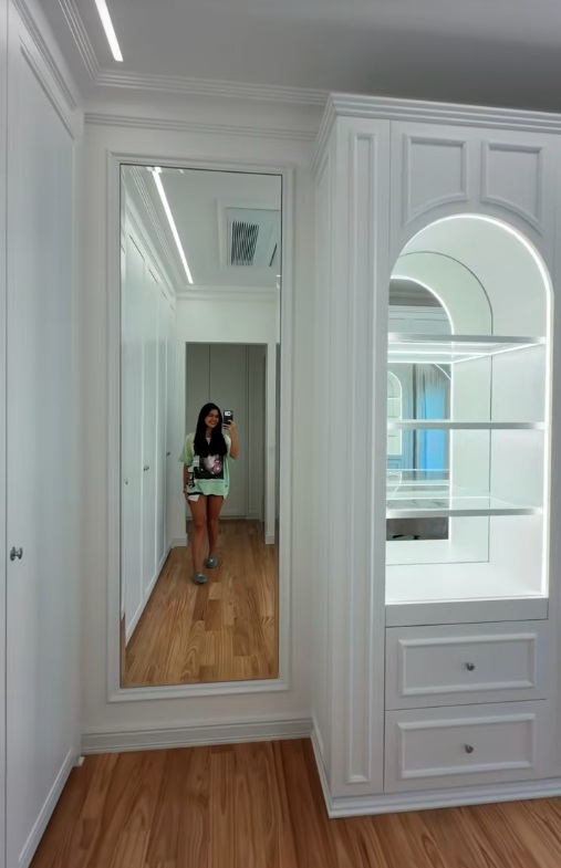 Franciny Ehlke faz tour pelo quarto de maquiagens por Reprodução/TikTok