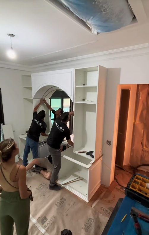 Franciny Ehlke faz tour pelo quarto de maquiagens por Reprodução/TikTok