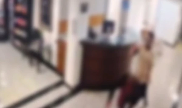 Hóspede enforca, chuta e tenta estuprar funcionária de hotel; vídeo mostra agressão por Reprodução / RPC