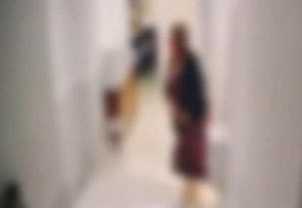 Hóspede enforca, chuta e tenta estuprar funcionária de hotel; vídeo mostra agressão por Reprodução / RPC