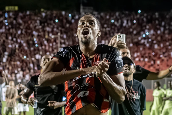 Iury Castilho com a camisa do Vitória