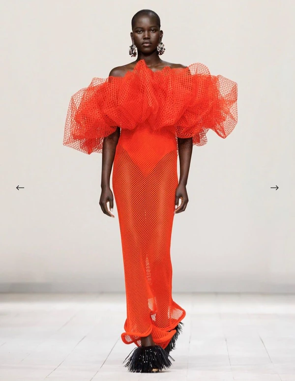 Juliana Herc usa vestido conceitual de R$ 42 mil no desfile da Givenchy na Paris Fashion Week por Divulgação