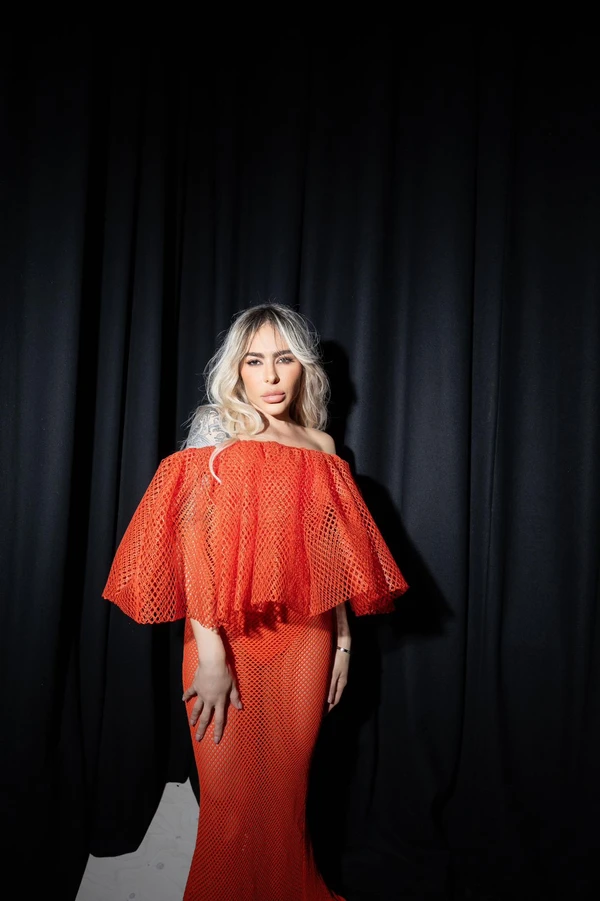 Juliana Herc usa vestido conceitual de R$ 42 mil no desfile da Givenchy na Paris Fashion Week por Divulgação