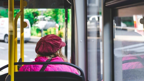 DIREITO SOCIAL: Passageiros utilizam ônibus gratuito em cidade do interior; modelo busca equiparar o transporte ao acesso à educação