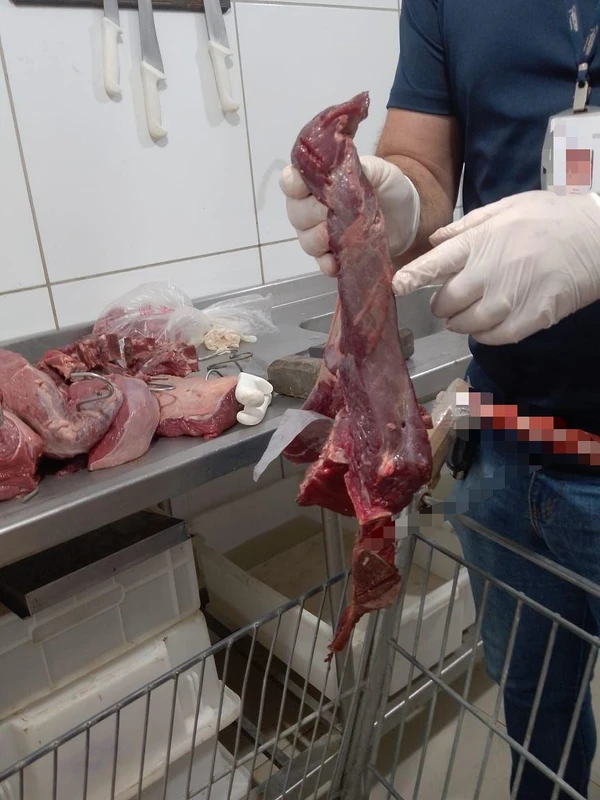 Vigilância Sanitária apreende 1.300kg de produtos impróprios para o consumo em supermercado por Divulgação