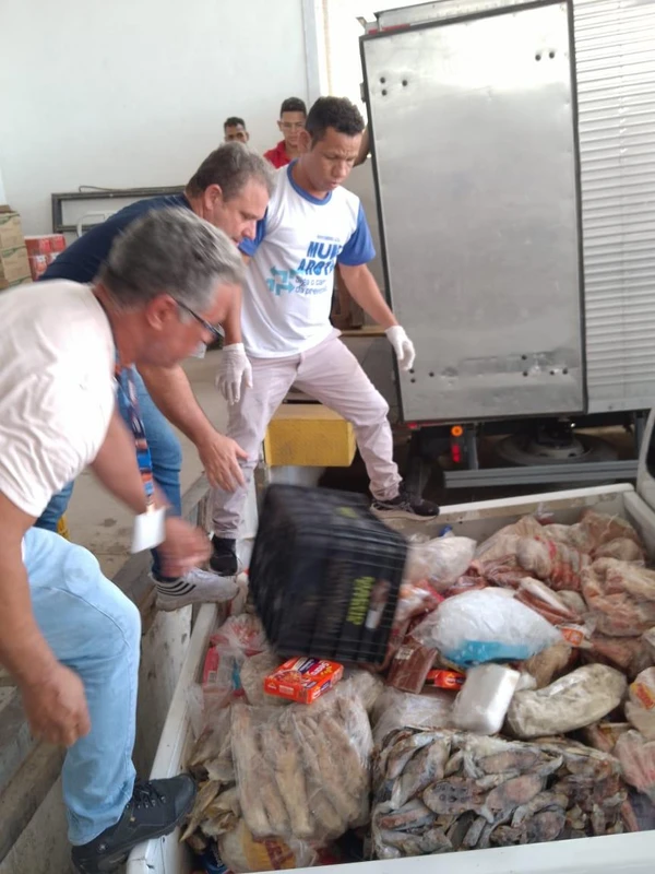 Vigilância Sanitária apreende 1.300kg de produtos impróprios para o consumo em supermercado por Divulgação
