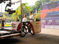 Imagem - Jornalistas apresentam programa enquanto pedalam em ação contra o sedentarismo; veja fotos