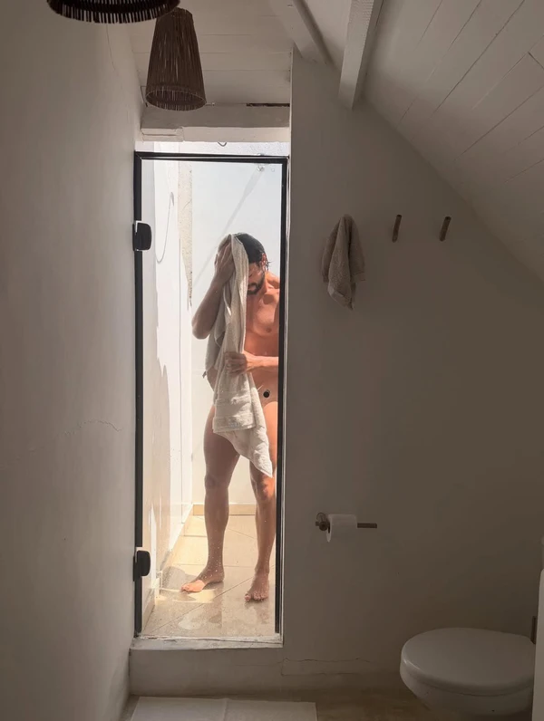 Agatha Moreira e Rodrigo Simas aparecem de toalha em fotos descontraídas publicadas nas redes por Reprodução/instagram