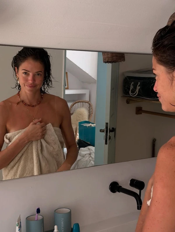 Agatha Moreira e Rodrigo Simas aparecem de toalha em fotos descontraídas publicadas nas redes por Reprodução/instagram