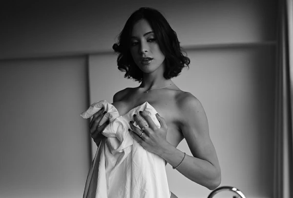 Bella Longuinho posa em ensaio sensual e celebra fase após transição de gênero