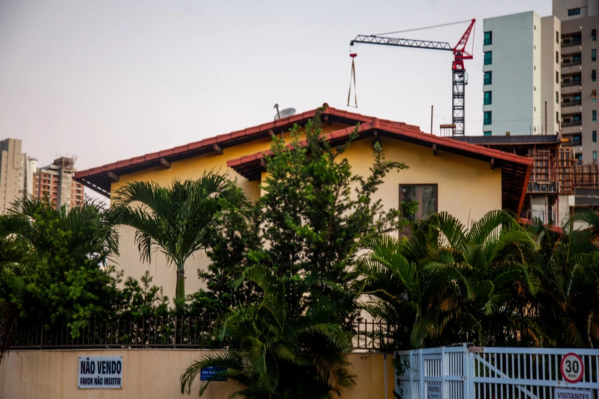 Casarão resiste às novas construções no Caminho das Árvores