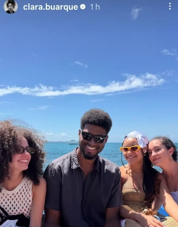 Clara Buarque e João Pedro Januário foram vistos juntos desde o Réveillon por Reprodução | Instagram