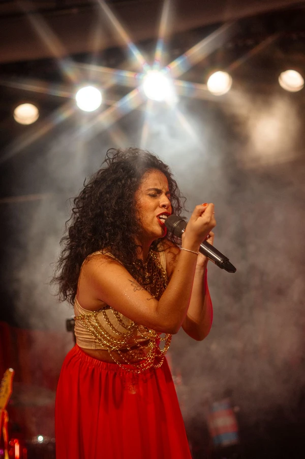 Guitarrista Andrezza faz show gratuito no Teatro Sesc Casa do Comércio nesta sexta (13) por Divulgação