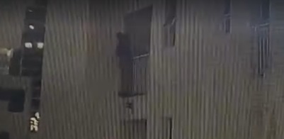 ‘Homem-Aranha’ é preso após escalar prédio e invadir apartamento para furtar por Reprodução