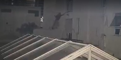 ‘Homem-Aranha’ é preso após escalar prédio e invadir apartamento para furtar por Reprodução