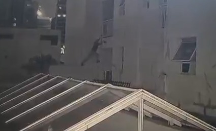 ‘Homem-Aranha’ é preso após escalar prédio e invadir apartamento para furtar por Reprodução