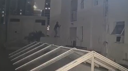 ‘Homem-Aranha’ é preso após escalar prédio e invadir apartamento para furtar por Reprodução