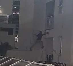 ‘Homem-Aranha’ é preso após escalar prédio e invadir apartamento para furtar por Reprodução
