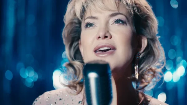 Kate Hudson, por Song Sung Blue por Divulgação 