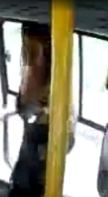 Mulher cai de ônibus em movimento e morre após janela ceder por Reprodução