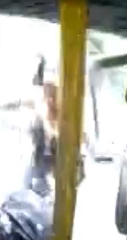 Mulher cai de ônibus em movimento e morre após janela ceder por Reprodução