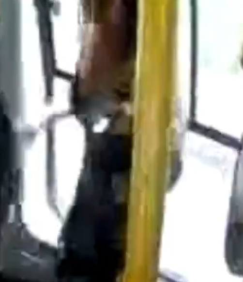 Mulher cai de ônibus em movimento e morre após janela ceder por Reprodução