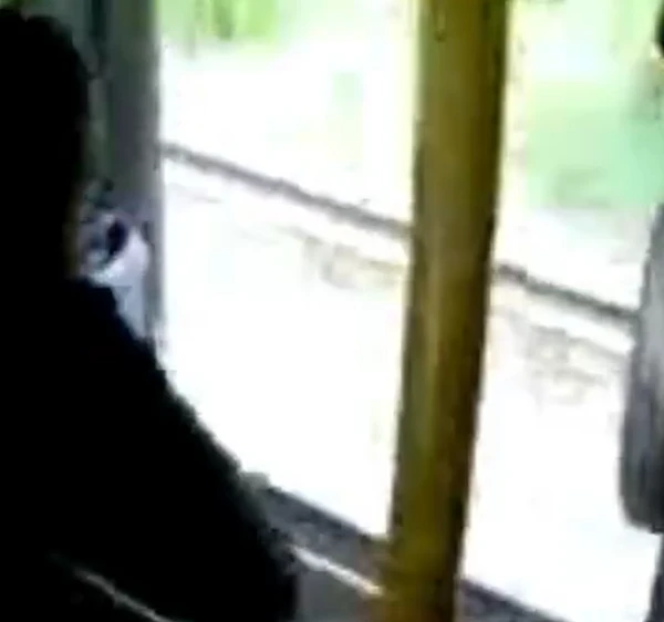 Mulher cai de ônibus em movimento e morre após janela ceder por Reprodução