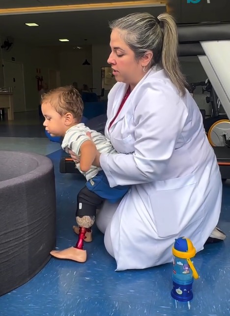 Noah recebeu uma doação de prótese por Reprodução/ Redes sociais