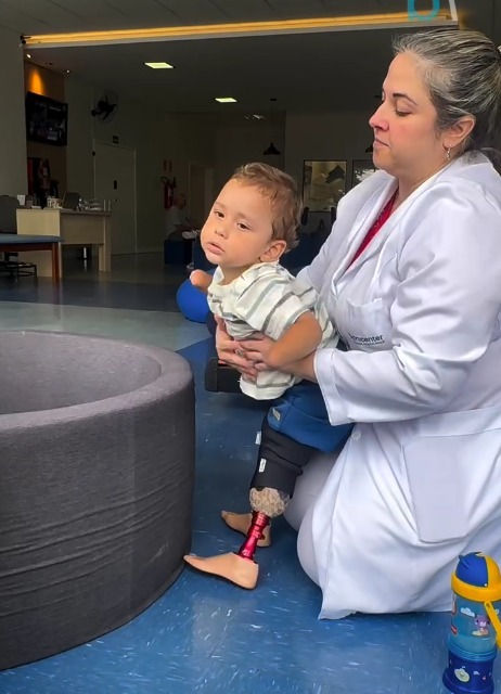 Noah recebeu uma doação de prótese por Reprodução/ Redes sociais