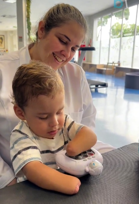 Noah recebeu uma doação de prótese por Reprodução/ Redes sociais