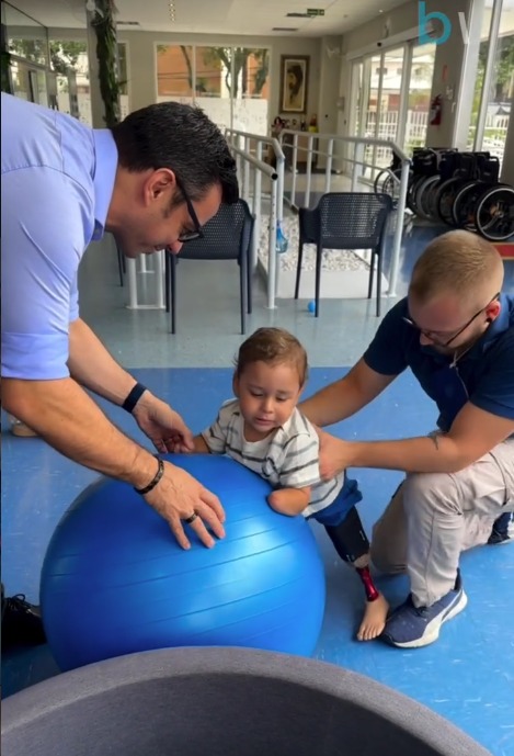 Noah recebeu uma doação de prótese por Reprodução/ Redes sociais