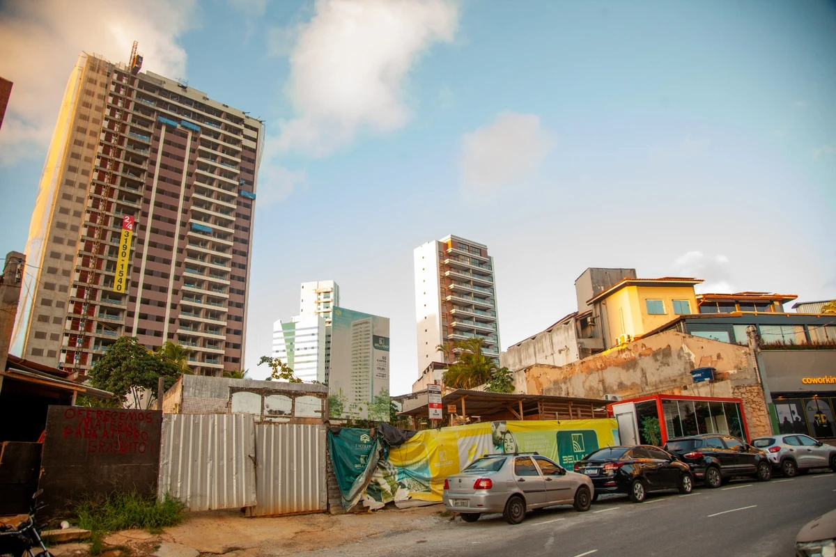 Novos prédios mudam a cara do Caminho das Árvores
