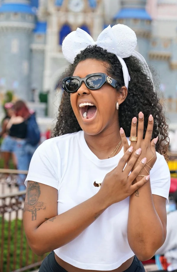 Thay Pereira exibe anel de noivado por Reprodução/ Instagram