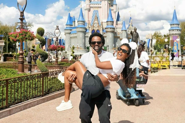 Xande de Pilares pede Thay Pereira em casamento na Disney