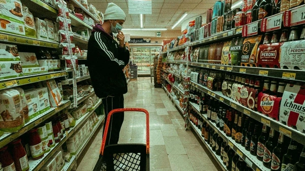 Pesquisar e substituir marcas seguem como as ferramentas mais eficazes para o consumidor driblar a inflação sazonal em 2026.