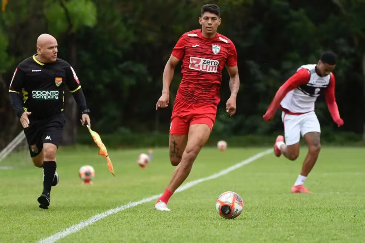 Zé Vitor, volante que pode reforçar o Vitória por Divulgação/Portuguesa 